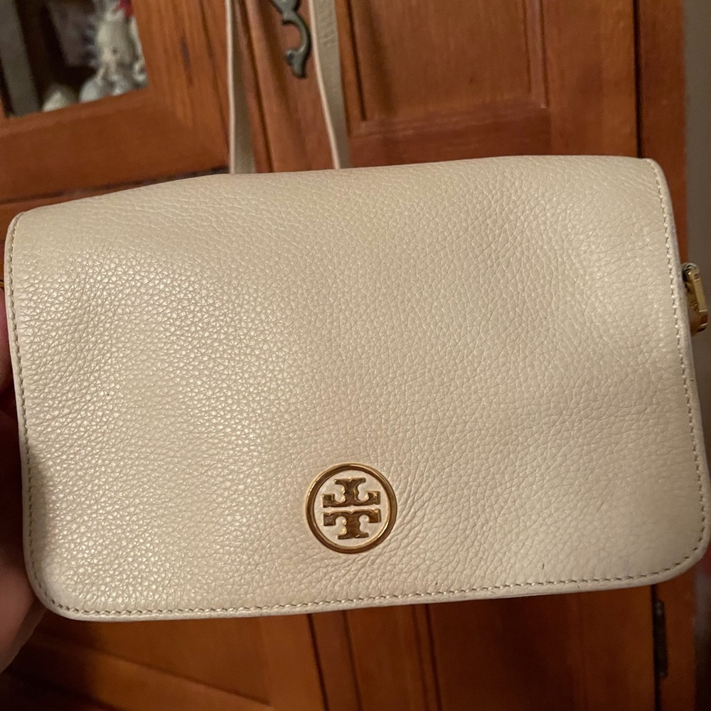 Beautiful cream color Tori Burch bag, chain strap.
